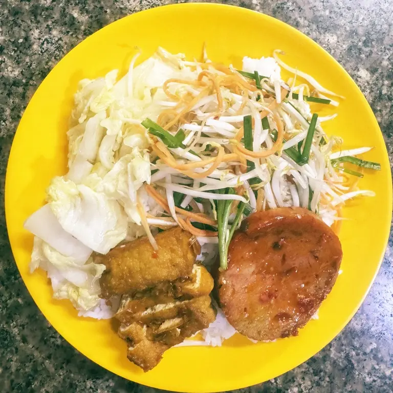 Hình ảnh Cơm rau xào đậu hũ chả nấm