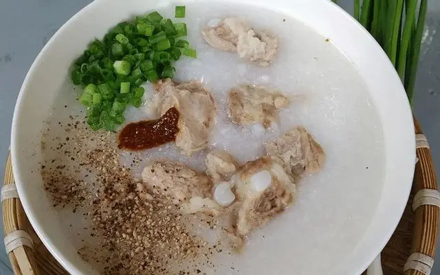 Hình ảnh Cháo sườn lớn quẩy