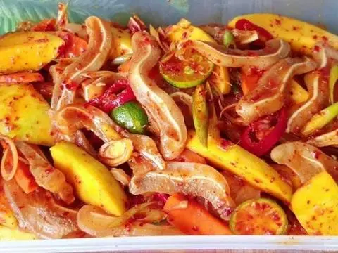 Hình ảnh Tại heo sốt thái 