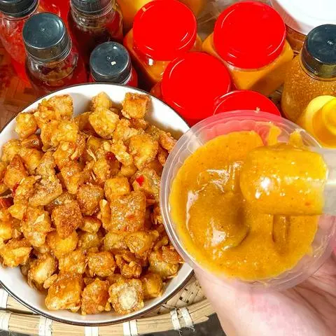 Hình ảnh Bánh Tráng Chấm Sốt TÓP MỠ Hành Phi + Trứng