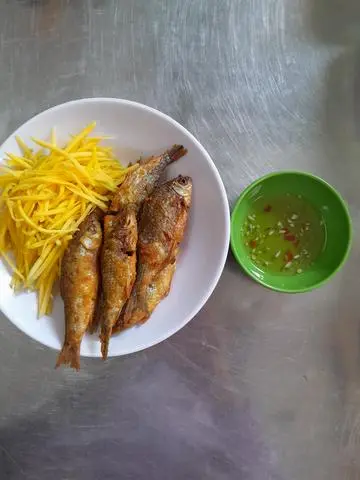 Hình ảnh Cá Linh chiên vơi xoài bằm
