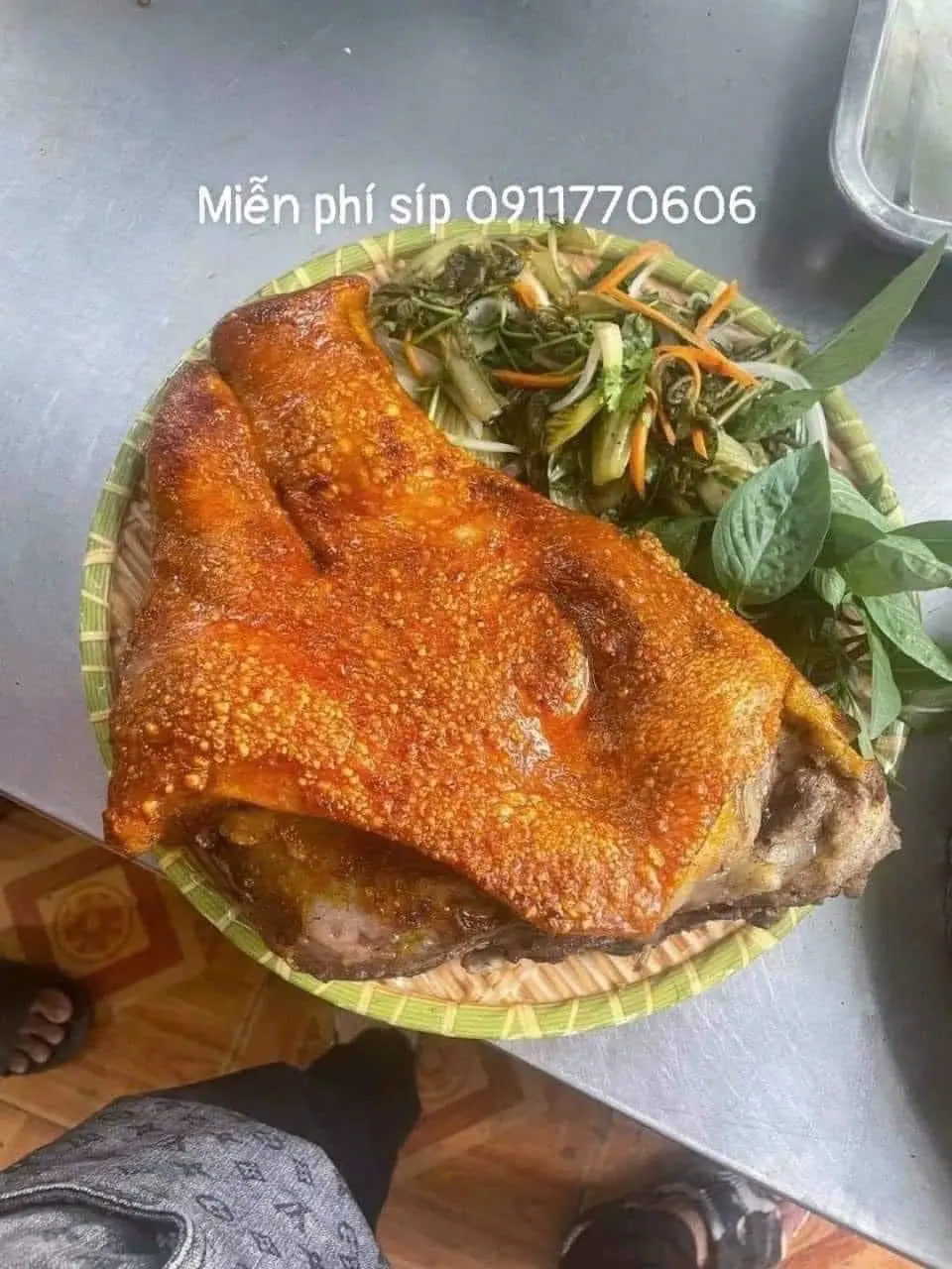 Hình ảnh Má heo quay giòn da + xối nướng