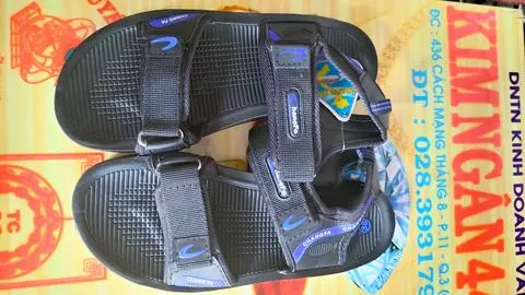 Hình ảnh giày sandal hangfa đen viền xanh hoặc đỏ số 36 tới 43