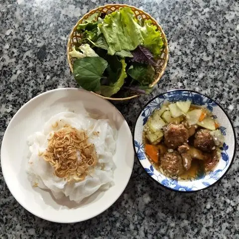 Hình ảnh bánh ướt mix chả chấm 