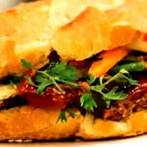 Hình ảnh Bánh mì đặc biệt thịt nướng - trứng - bì