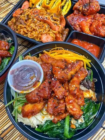 Hình ảnh Cơm trộn ba rọi heo