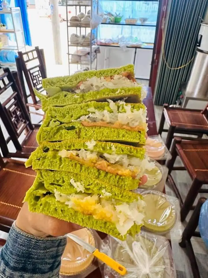 Hình ảnh Bánh lá dứa nhân đậu phộng