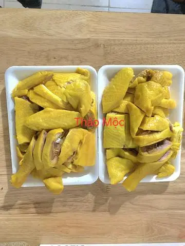 Hình ảnh 1 con gà ủ muối thảo mộc không đầu chân