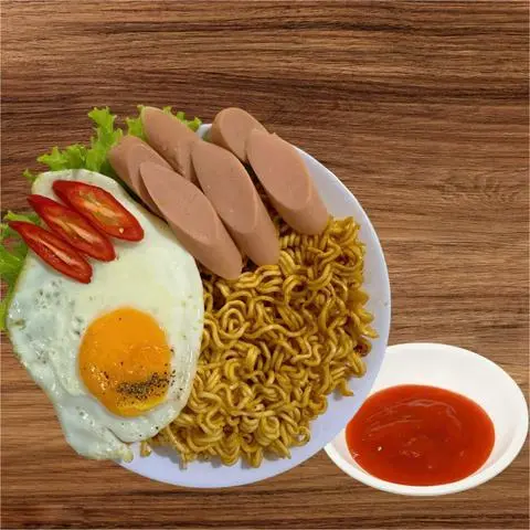 Hình ảnh Mì Trộn indo Trứng + xúc xích