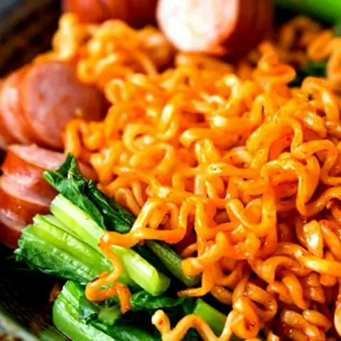 Hình ảnh Mì trộn xúc xích
