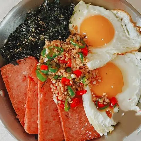 Hình ảnh cơm trộn 1m thịt spam koera.1 chả cá.1 trứng chiên- Canh rong biển vị miso 