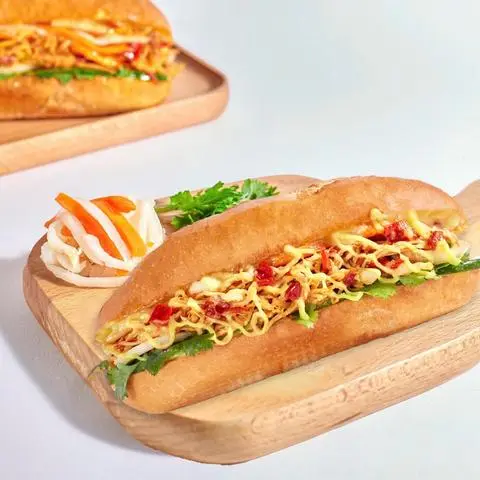 Hình ảnh Bánh mì gà rim xé