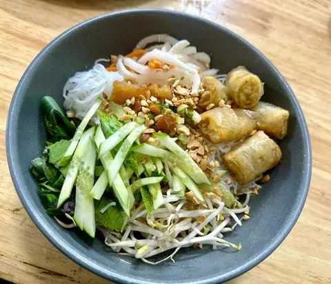 Hình ảnh BÚN TRỘN CHẢ GIÒ TIỀU CHAY