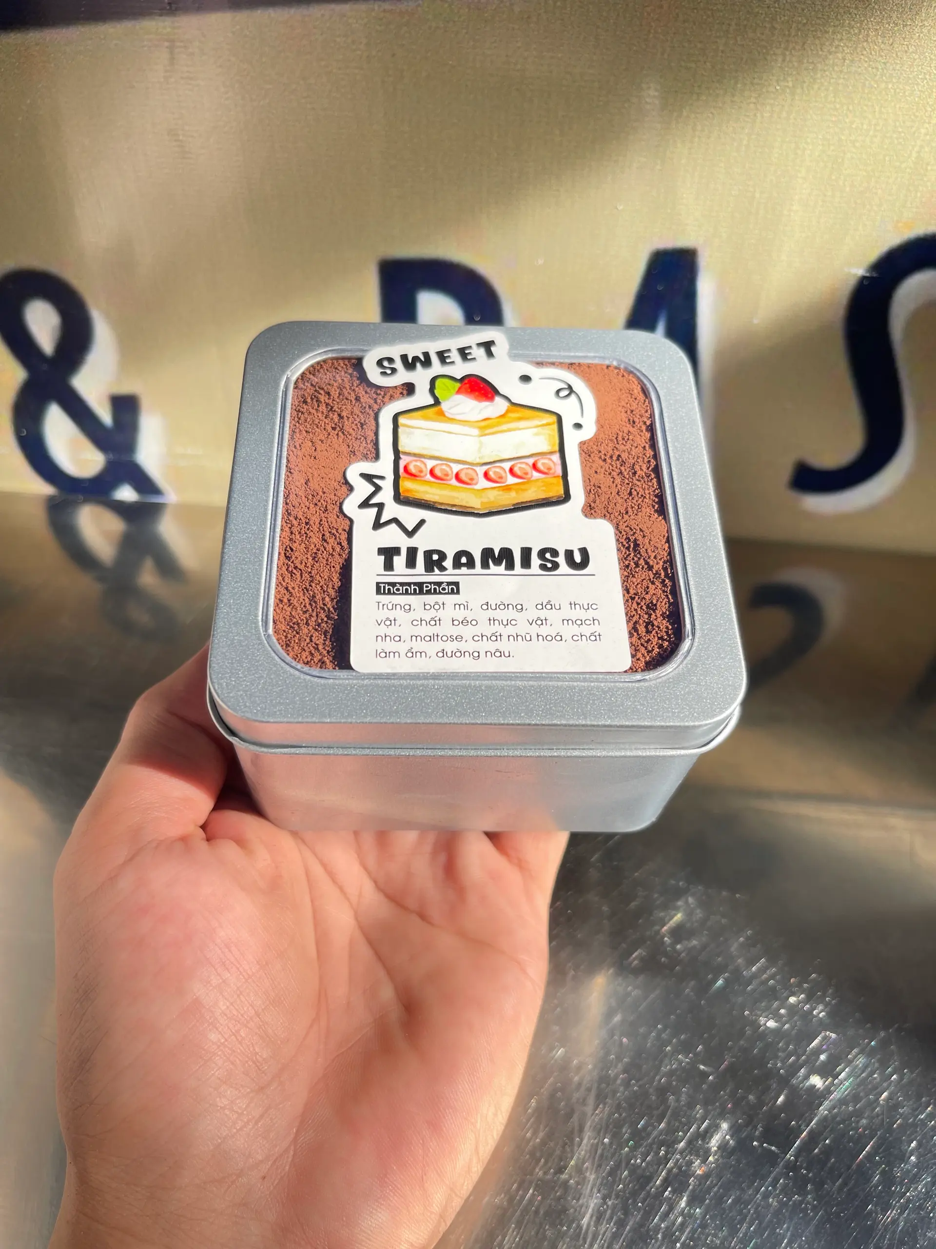 Hình ảnh tiramisu hộp thiếc cao cấp chuẩn vị