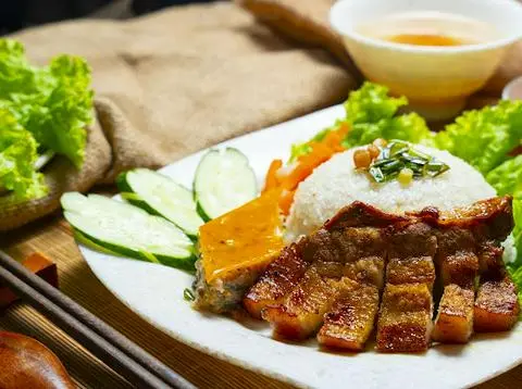 Hình ảnh Cơm tấm ba chỉ + chả