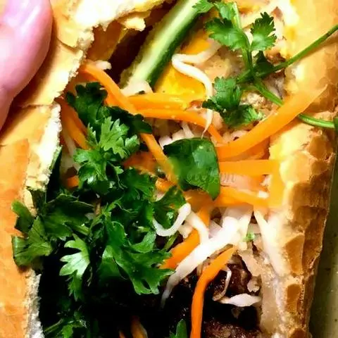 Hình ảnh Bánh mì thịt nướng - ốp la