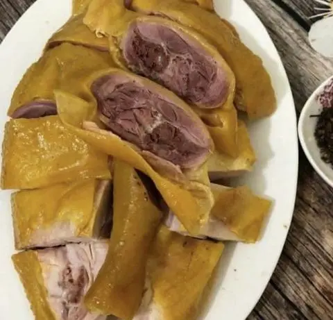 Hình ảnh Nửa con Gà Ủ muối Xông khói