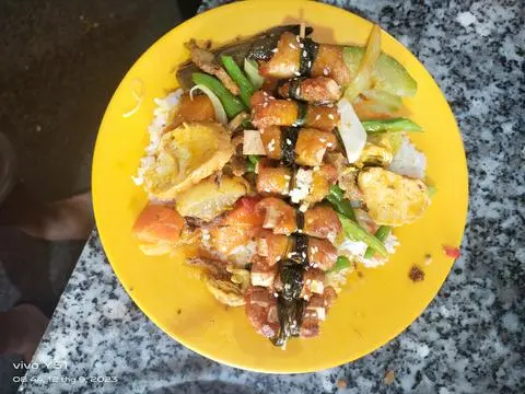 Hình ảnh cơm thịt lụi rau củ