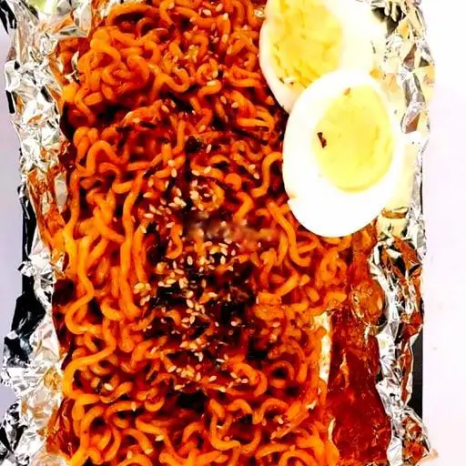 Hình ảnh Mì trộn cay samyang kèm trứng