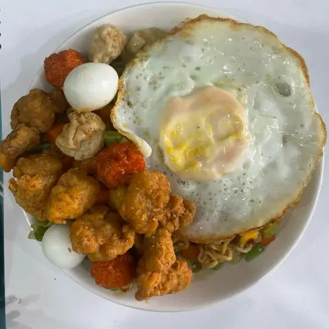 Hình ảnh Mì trộn Gà viên chiên giòn. 