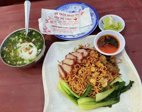Hình ảnh Mì trộn muối ớt xá xíu chua cay