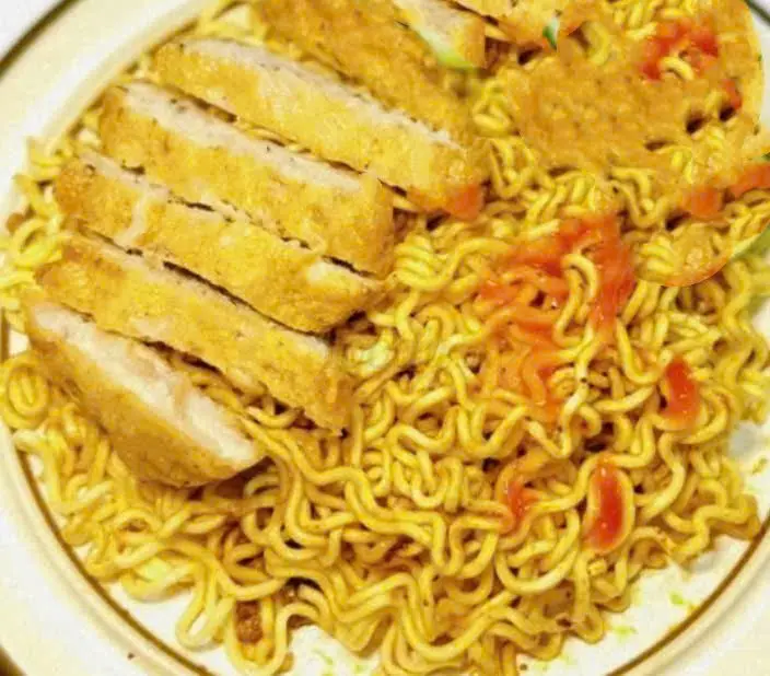 Hình ảnh Mì Trộn Sốt, Tỏi Bơ Đặc Biệt, Chả Mực Giã (Kèm Tương Ớt, Cà, Rau Bắp/Cải Thảo, Nấm)