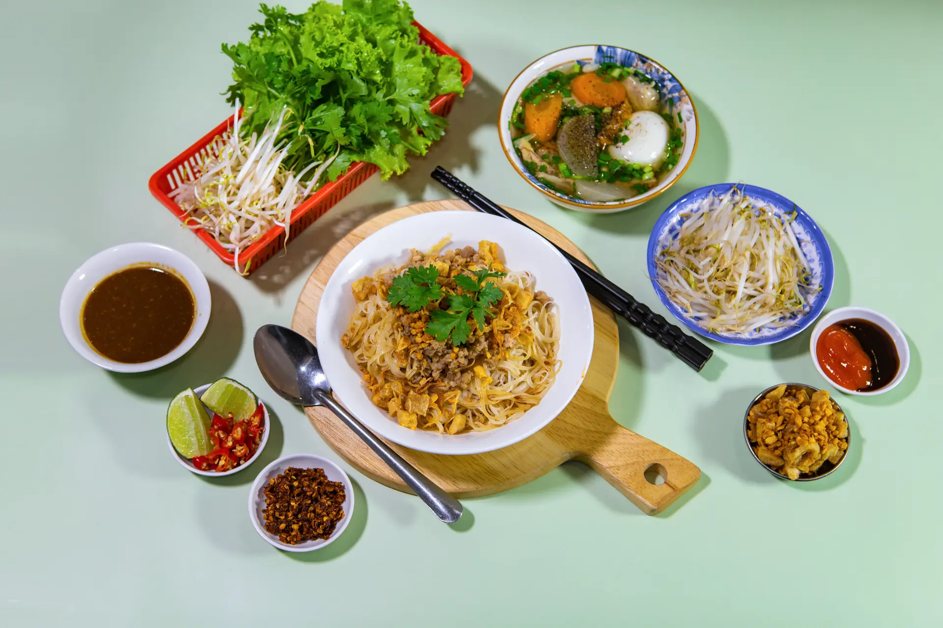 Hình ảnh Hủ tiếu trộn bò sốt tương đen - lớn - trứng lòng đào