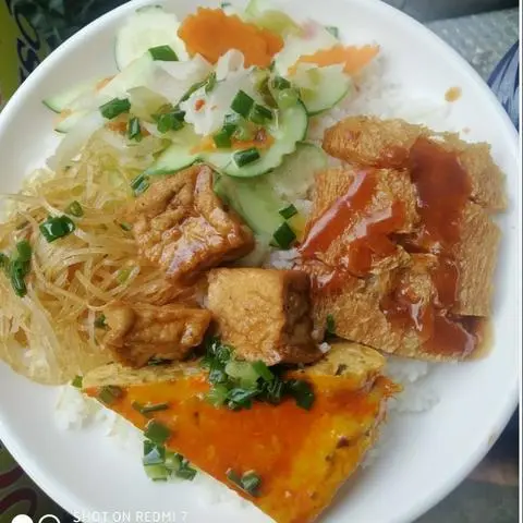 Hình ảnh Cơm tấm sườn bì chả chay nấm
