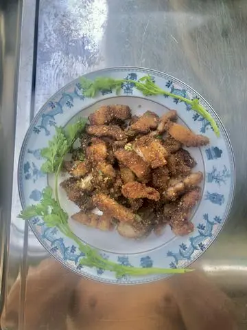 Hình ảnh Cơm thịt ba chỉ cháy cạnh + rau xào + canh + trái cây 