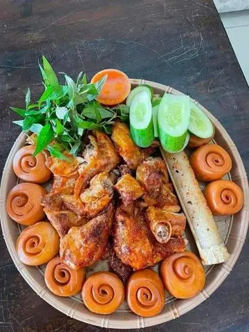 Hình ảnh 1 con gà nướng - cơm lam - bánh bao