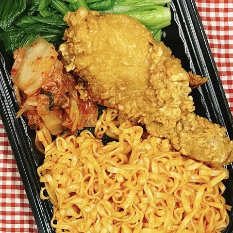 Hình ảnh Mì trộn đùi gà sốt thịt bằm
