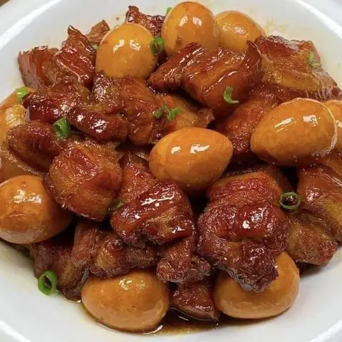 Hình ảnh Cơm Thịt Kho Trứng Cút