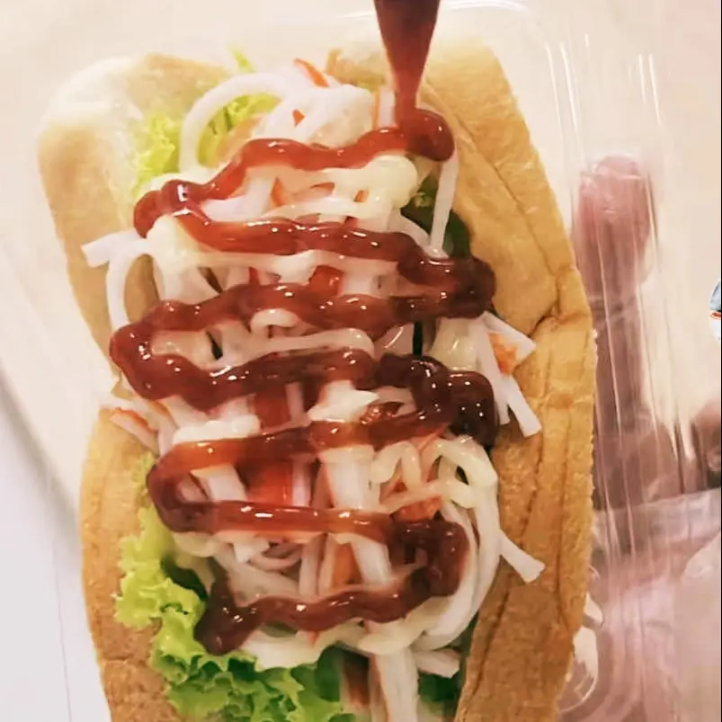 Hình ảnh 1 miếng sandwich thanh cua xà lách 