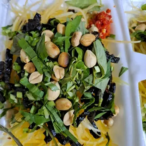Hình ảnh Gỏi đu đủ khô bò đen phần lớn nhiều bò