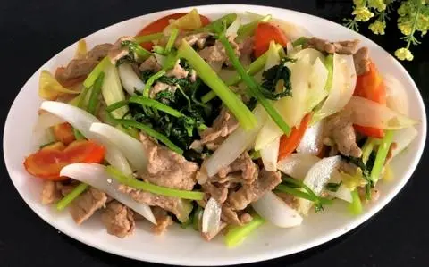 Hình ảnh Hành Cần xào bò