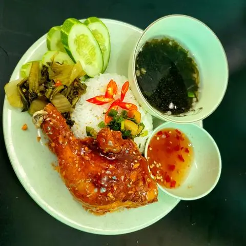 Hình ảnh Cơm trắng gà chua cay