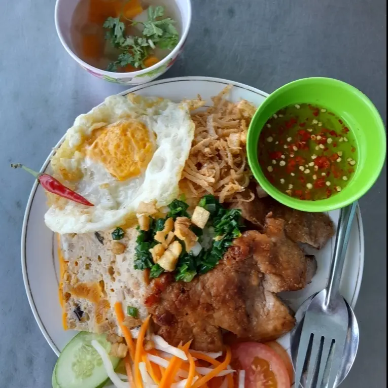 Hình ảnh Cơm sườn ốp la