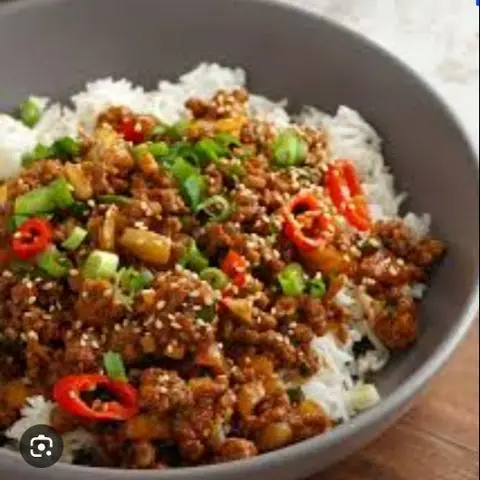 Hình ảnh cơm thịt gà xào lá quế
