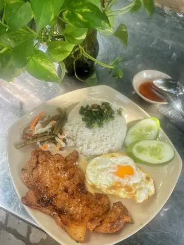 Hình ảnh cơm sườn ốp la