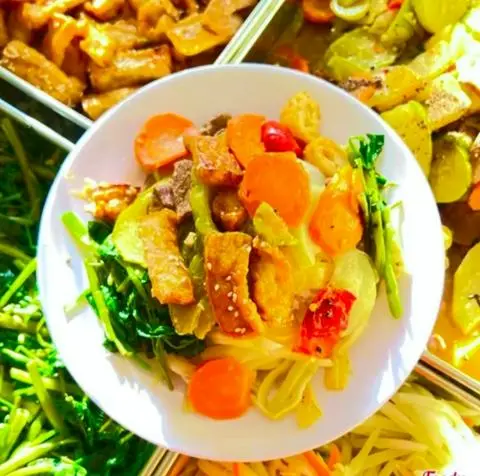 Hình ảnh cơm thập cẩm+ nước khoáng 