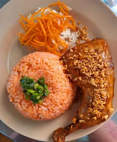 Hình ảnh Cơm gà giòn Lớn sốt mắm tỏi