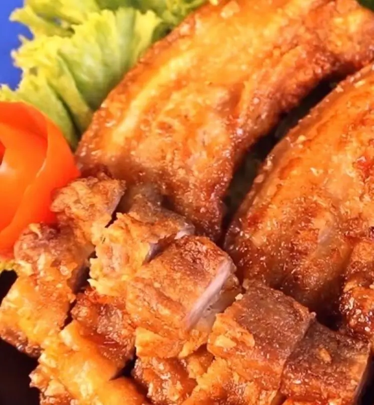 Hình ảnh Cơm ba rọi chiên giòn