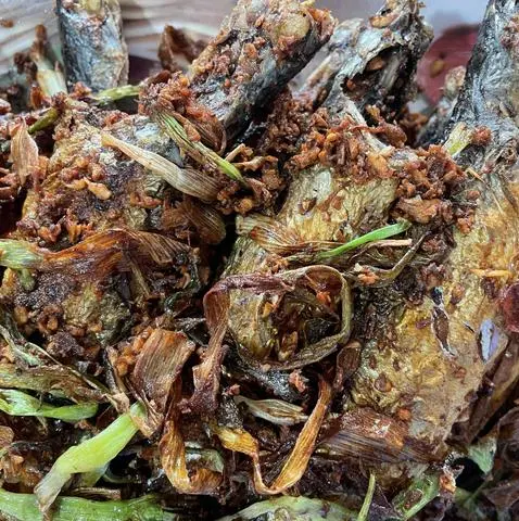 Hình ảnh Cá Nục Chiên Hành Ớt