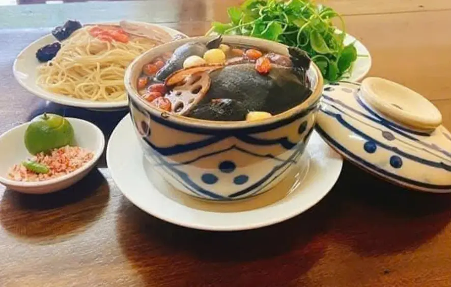 Hình ảnh Gà ác tiềm thuốc bắc