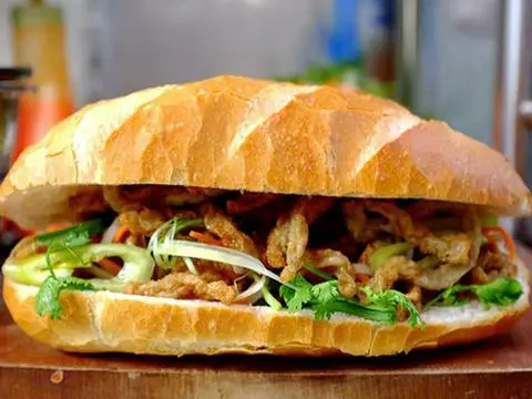 Hình ảnh Bánh mì chả chiên + nước tương