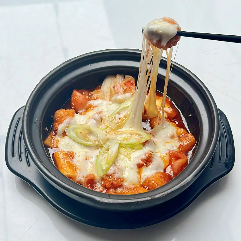 Hình ảnh Tokbokki Gà Cay Phô Mai 