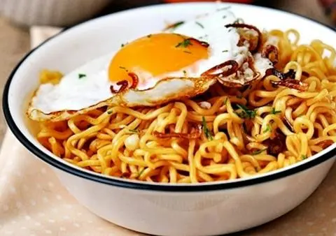 Hình ảnh mì trộn trứng 