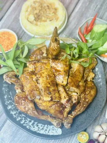 Hình ảnh Combo Gà quay nguyên con + hộp Chân gà xốt Thái kèm Quà tuỳ chọn
