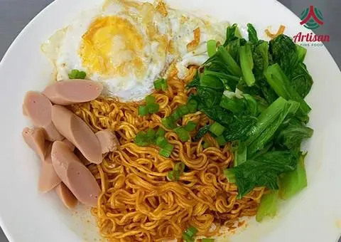 Hình ảnh Mì xào xúc xích trứng mỡ hành