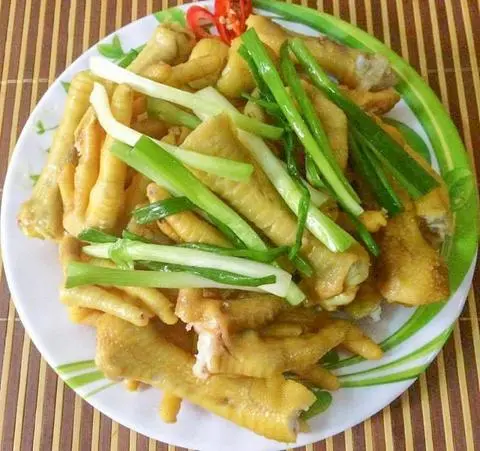 Hình ảnh Chân gà hấp hành 1 phần 4 chân